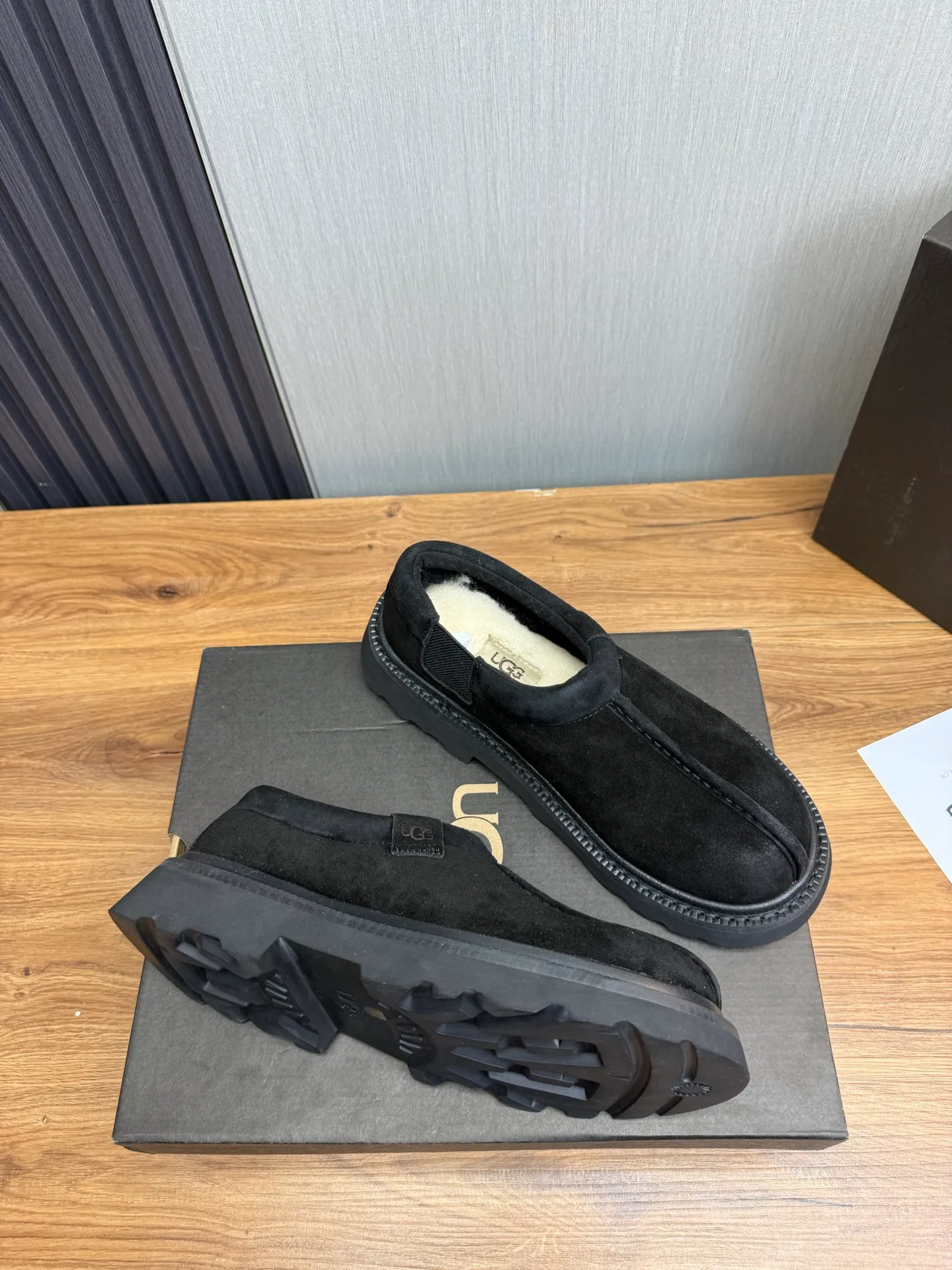 Men's shoes 💰560💰 New UGG fur integrated men's simple and fashionable snow boots. The most worth buying at the end of this year are warm casual shoes. Whether you are out and about at home, their comfortable and warm performance will be your most suitable fashion companion! The material is cowhide upper and imported wool is used inside. Warm and comfortable! The eva+ rubber patch outsole is cushioned, non-slip and wear-resistant, and has good elasticity. It is light and wear-resistant, comfortable and soft, and the new simple cut is more fashionable. It has both practicality and fashion sense, so you no longer have to worry about how to match it in winter, while still maintaining your fashionable taste. High-quality genuine wool. Look at the details for the material! Size: 39-40-41-42-43-44-44 sneaker size
